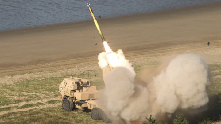 Khoảnh khắc Nga oanh tạc bệ phóng HIMARS do Mỹ cung cấp ở Ukraine 