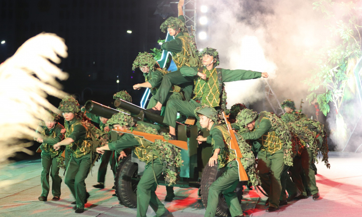 Hùng tráng chương trình nghệ thuật 'Bản hùng ca Sơn La - Tây Bắc'