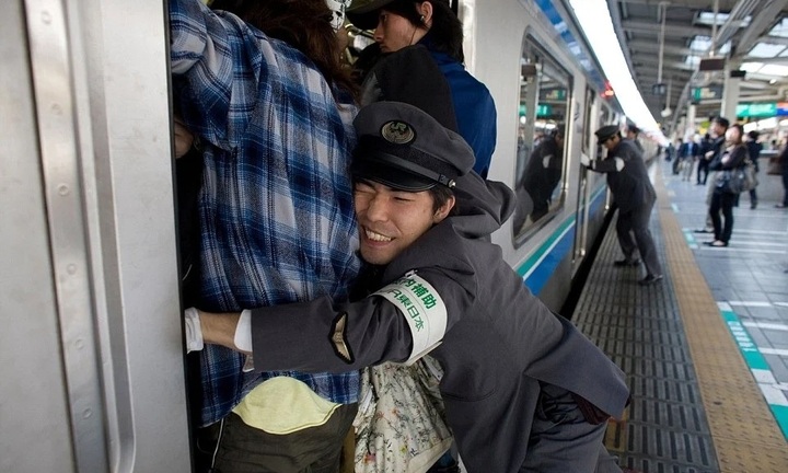 Nghề ủn khách lên tàu có gì thú vị?