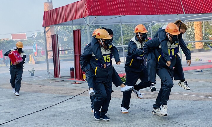 Tranh tài gay cấn tại hội thi nghiệp vụ chữa cháy ở Hội An