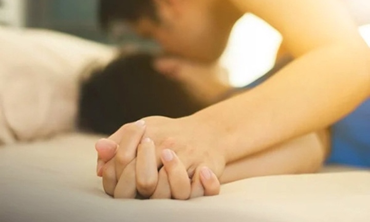 Hoảng hốt phát hiện clip nóng của con trai lớp 9 trong điện thoại