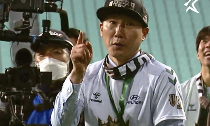 Điệu nhảy ăn mừng 'cực chất' của tân HLV trưởng tuyển Việt Nam