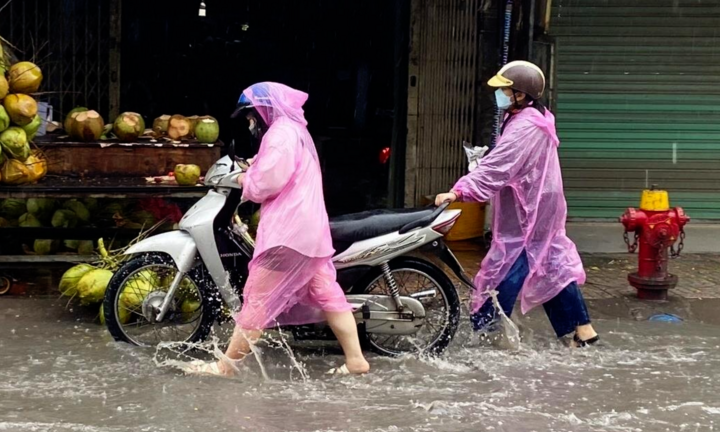 Mới mưa đầu mùa, tuyến phố TP.HCM đã ngập nặng