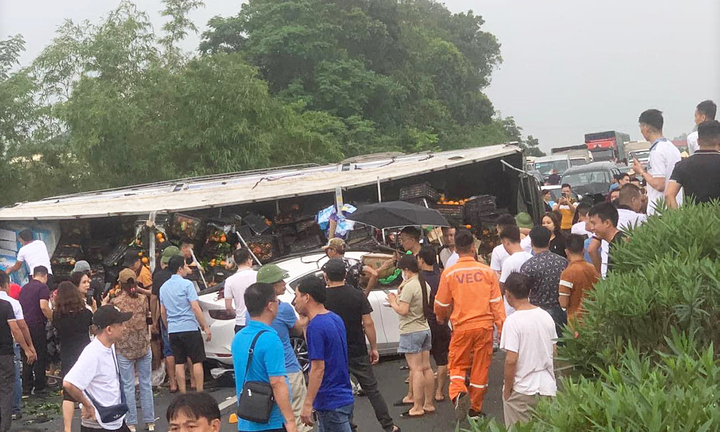 Xe tải lật chắn ngang cao tốc Nội Bài-Lào Cai sau cú tông liên hoàn giữa 6 ô tô