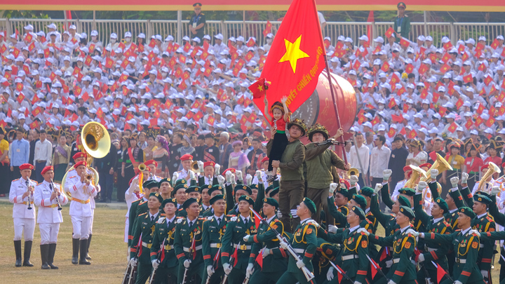 Gặp 'em bé tượng đài' trong lễ kỷ niệm 70 năm Chiến thắng Điện Biên Phủ