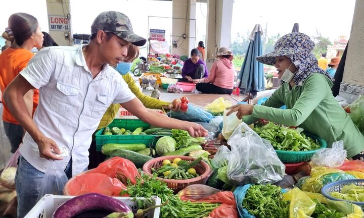 Công nhân Đà Nẵng lo ‘lương chưa tăng, giá cả đã phi mã’