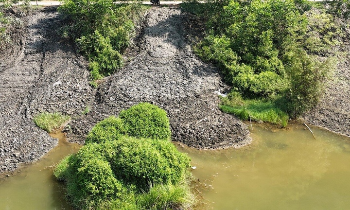 Mang bùn thải dự án đổ vào hồ nước sạch ở Huế: Kết quả quan trắc thế nào?