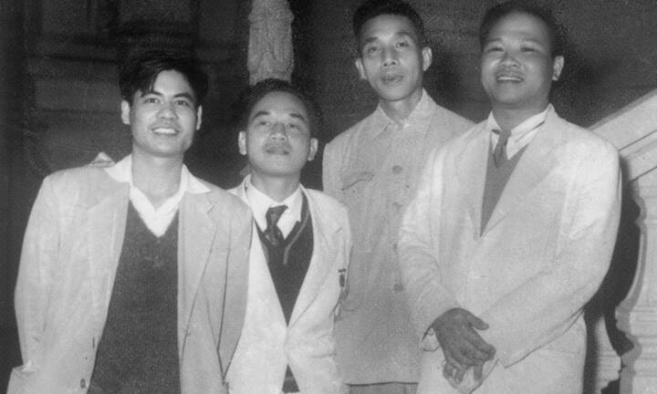 Nhà thơ nào từng 5 lần đảm nhận vị trí Thứ trưởng và 2 lần làm Bộ trưởng?