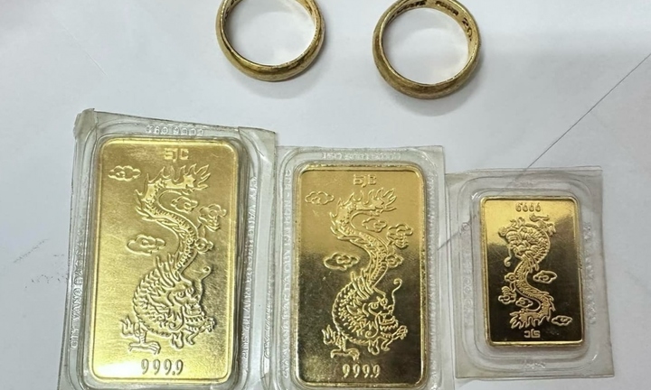 Tìm người bỏ quên 3 miếng kim loại nghi là vàng 9999 ở cửa hàng từ thiện