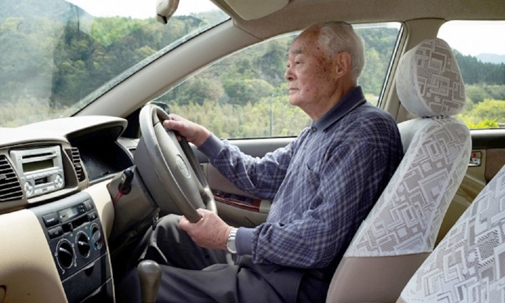 Người cao tuổi lái ô tô cần lưu ý vấn đề gì?
