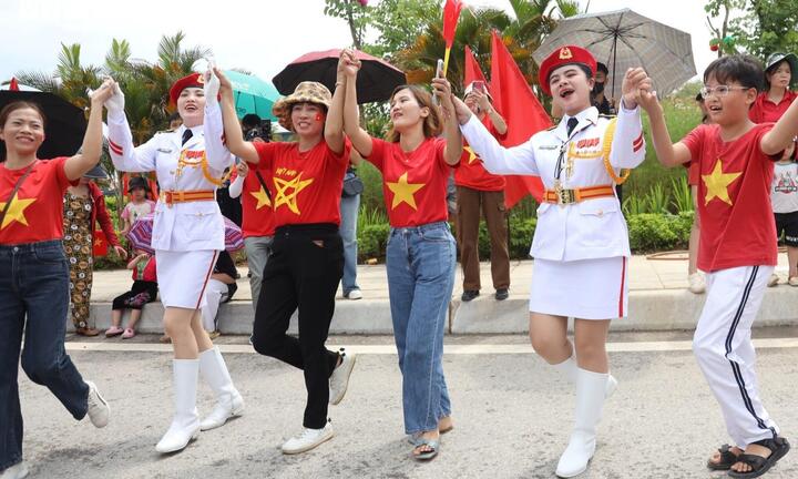 Phút chia tay xúc động người dân Điện Biên với các chiến sĩ tham gia diễu binh