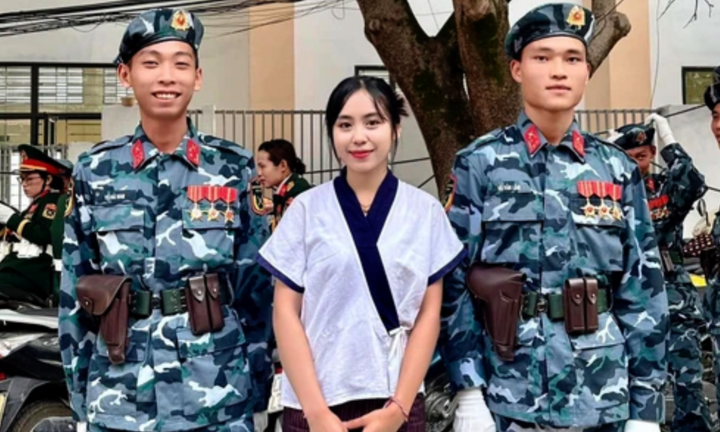 Nữ sinh Lào vượt hơn 500 km đến Điện Biên, chụp ảnh với bộ đội cụ Hồ