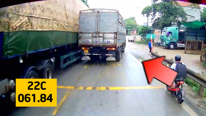 Xe tải gặp sự cố bất thường, tài xế vẫn cố chạy trên quốc lộ