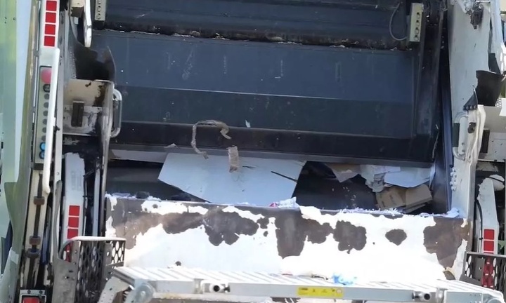 Ngủ quên ở thùng rác, người đàn ông bị nghiền chết thương tâm trong xe rác