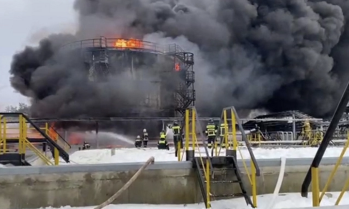 Ukraine tập kích kho dầu ở Lugansk