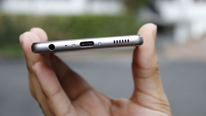 Lỗ tròn nhỏ dưới đáy điện thoại có công dụng gì?