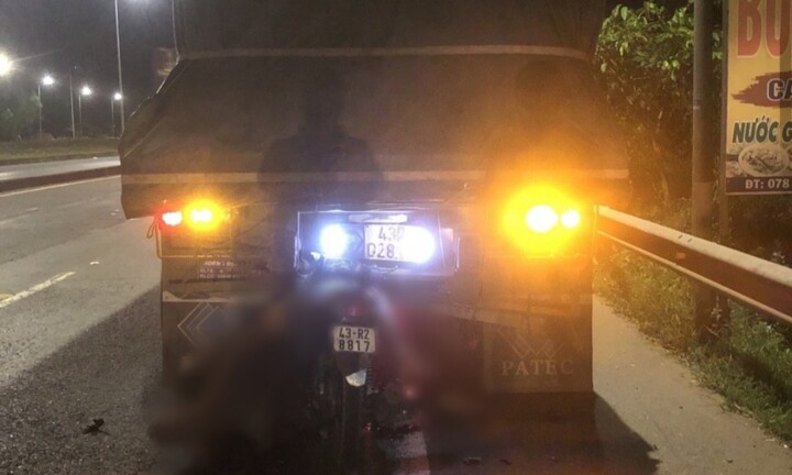 Tông xe đầu kéo đậu bên đường, nam thanh niên tử vong