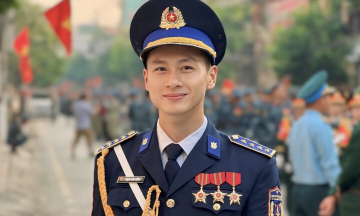 Chàng quân nhân điển trai trong lễ diễu binh tại Điện Biên Phủ đốn tim dân mạng