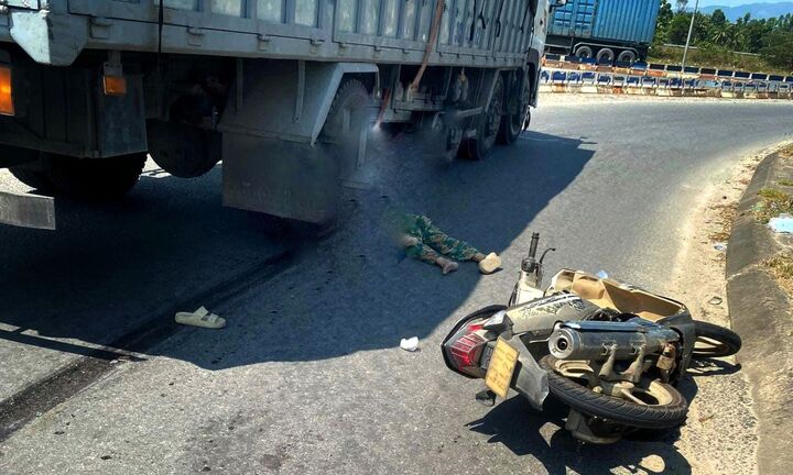 Va chạm với ô tô tải, người phụ nữ chết thảm dưới bánh xe