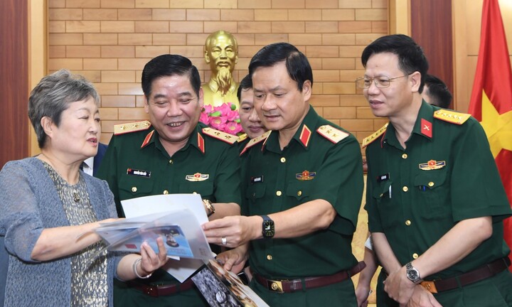 Đại diện Bộ Quốc phòng gặp mặt Đoàn gia đình cựu cố vấn Trung Quốc