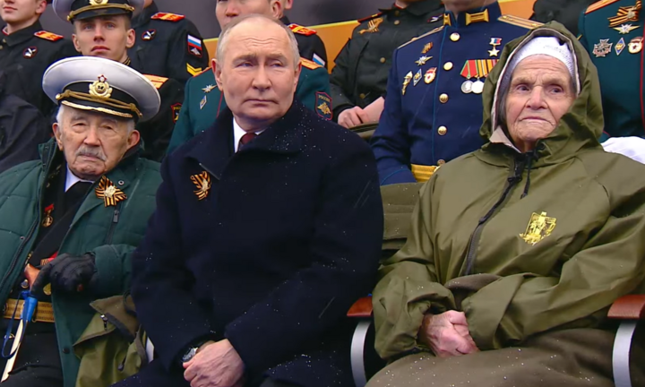 2 cụ già ngồi cạnh Tổng thống Putin trong lễ duyệt binh 9/5 là ai?