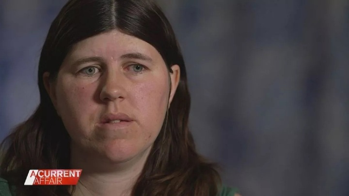 Cô gái bị hỏng một cánh tay sau khi cấy que tránh thai 