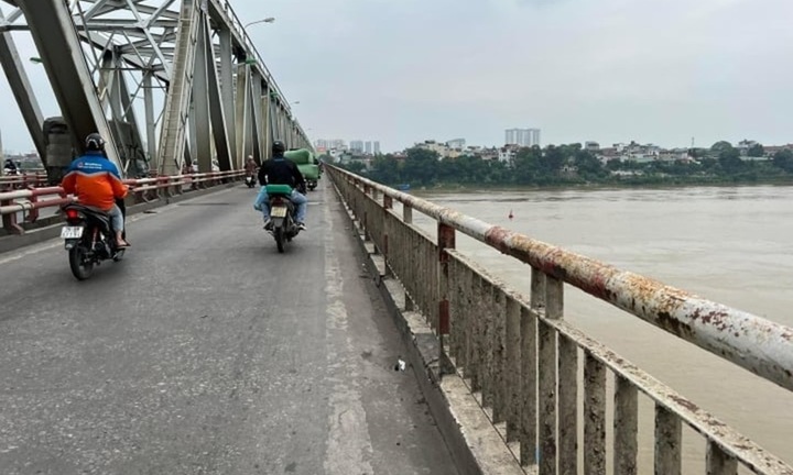 CSGT Hà Nội kịp thời ngăn người phụ nữ định nhảy cầu tự tử