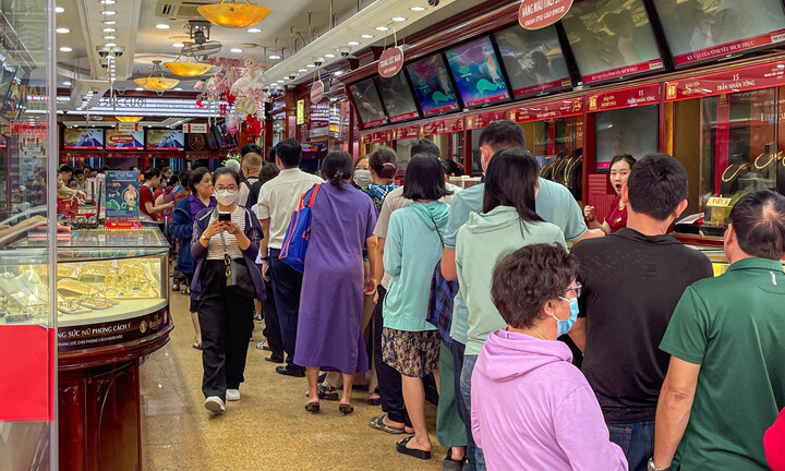 Người dân đổ xô mua, cửa hàng hết vàng miếng SJC