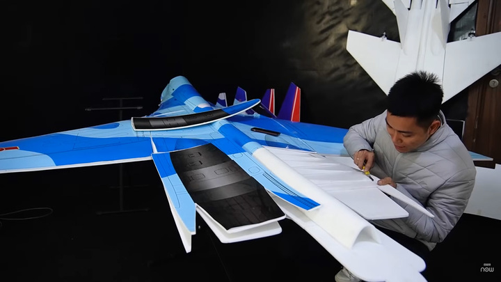 Chiêm ngưỡng mô hình tiêm kích 'hổ mang chúa' Su-30MK2 lớn nhất Việt Nam