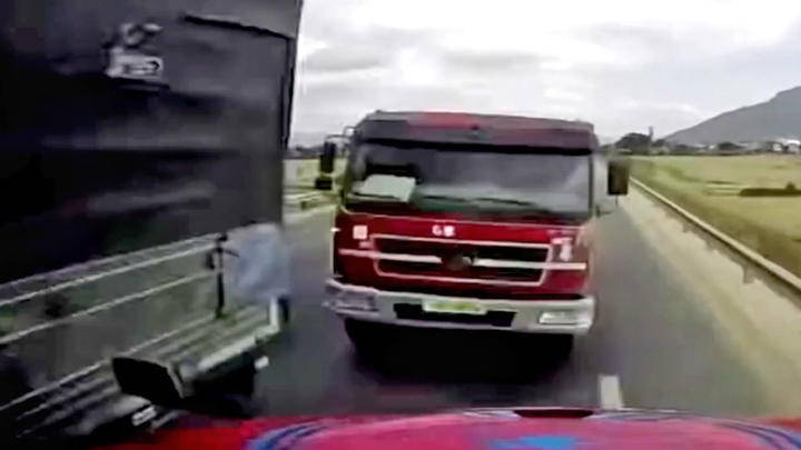 Xe ben đối đầu container, tài xế mắc kẹt trong cabin