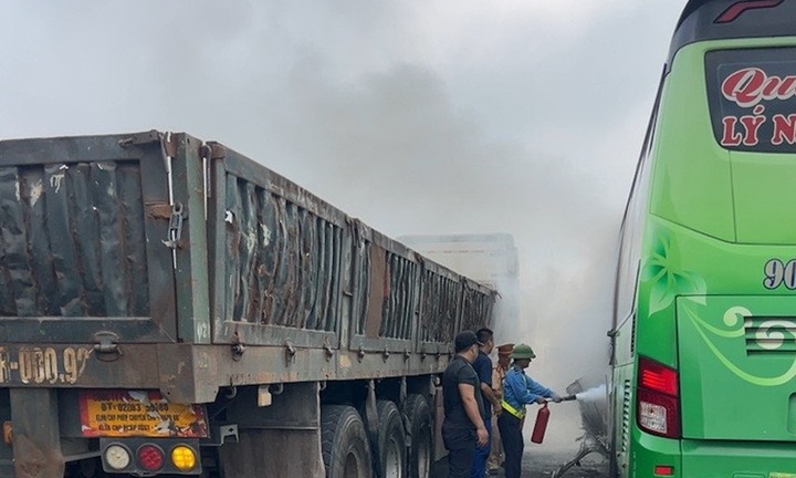 Ô tô khách cháy trên cao tốc Pháp Vân - Cầu Giẽ, hành khách hoảng loạn tháo chạy