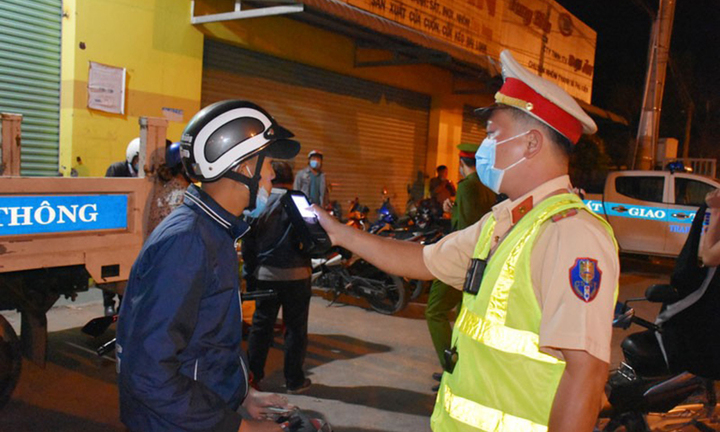 Đi xe máy vi phạm nồng độ cồn kịch khung bị phạt bao nhiều tiền?