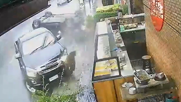 Tài xế mất kiểm soát, xe bán tải tông ô tô lật nhào