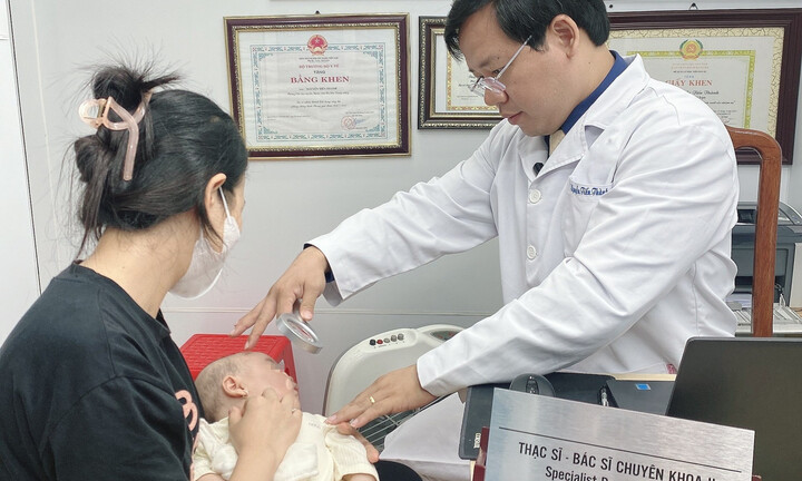 Được tắm nước lá trị viêm da cơ địa, bé 5 tháng tuổi loét mặt