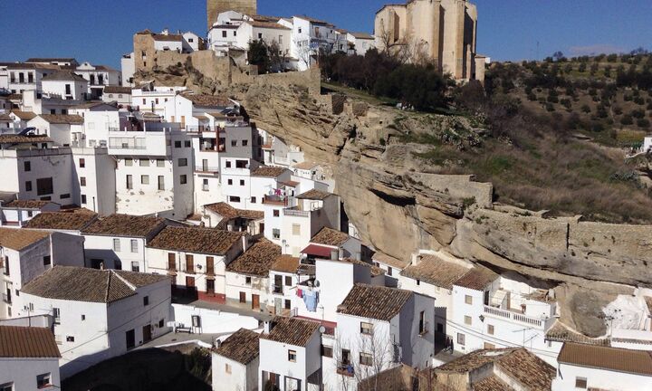 Bí mật ở ngôi làng 'tổ chim' nằm dưới khối đá khổng lồ, hàng nghìn người cư trú 