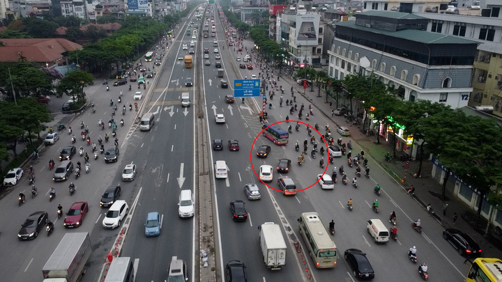 Giao thông hỗn loạn sau 1 tuần thông xe cầu vượt Mai Dịch