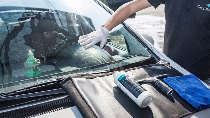 Cách lau chân kính lái ô tô