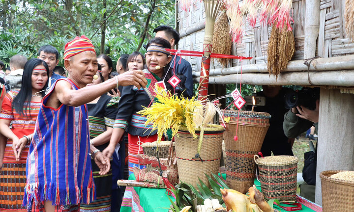 Vì sao 10 năm không doanh nghiệp nào ‘đổ tiền’ vào Làng Văn hoá?
