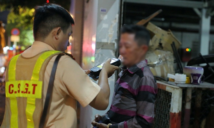Người đàn ông gọi bạn đến chốt CSGT xin bỏ qua vi phạm nồng độ cồn