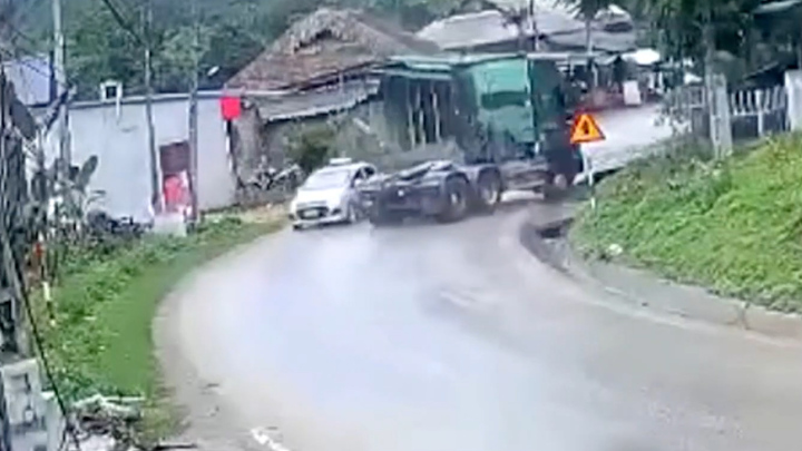 Đường trơn, xe đầu kéo chạy tốc độ cao lao vào nhà dân 