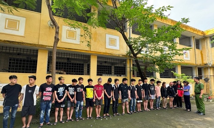 Tạm giữ 20 thanh niên vác dao kiếm đuổi đánh nhau gây náo loạn đường phố Hà Nội