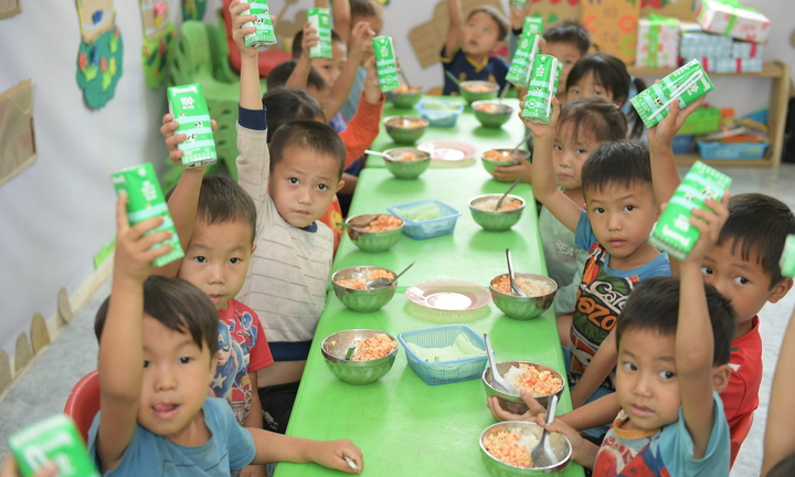 Nỗ lực nhiều hơn để mọi trẻ em được uống sữa