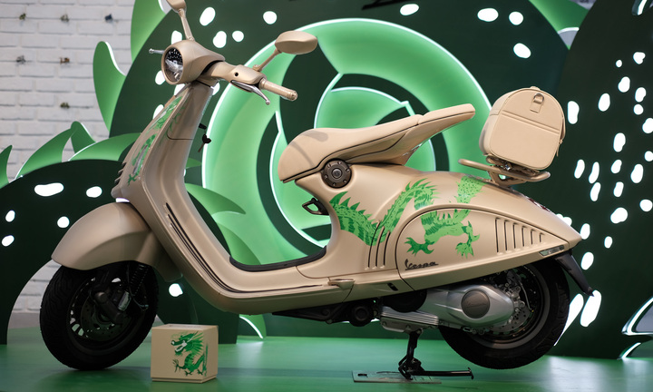 Cận cảnh Vespa 946 phiên bản Rồng nhập khẩu chính hãng đầu tiên tại Việt Nam