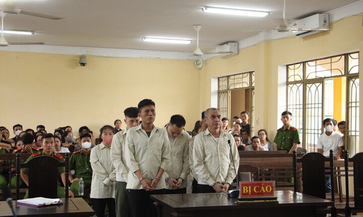 'Mở tiệc' ma túy trong quán karaoke, nhóm khách và nhân viên lĩnh án