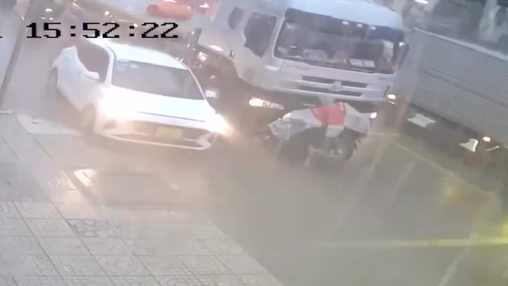 Hai mẹ con thoát chết thần kỳ dưới gầm xe tải