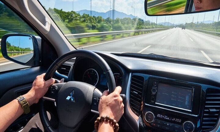 Ô tô tay lái nghịch của người nước ngoài có được lái ở Việt Nam?