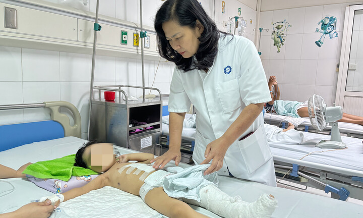 Kỳ tích cứu sống bé gái 3 tuổi bị xe công nông cán qua người