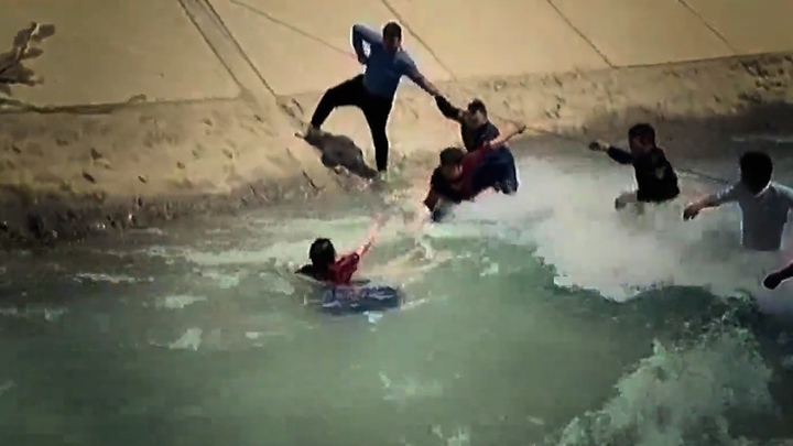 Dựng 'hàng rào người' giữa dòng nước chảy xiết giải cứu người phụ nữ