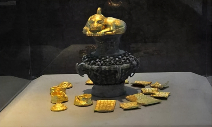 Đào mương, 3 anh em phát hiện bình cổ đựng 40 kg vàng