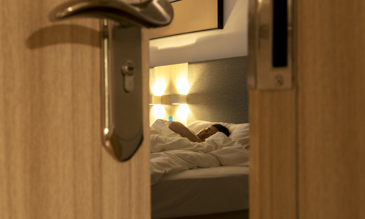 Ban đêm mở cửa phòng ngủ hay đóng cửa tốt hơn?